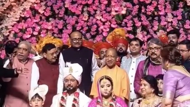 🆕️.... वाराणसी ब्रेकिंग...
वाराणसी में मंत्री दयाशंकर मिश्र 'दयालु' के पुत्र के विवाह समारोह में जुटे वीवीआईपी...

मुख्यमंत्री योगी ने दिया आशीर्वाद....