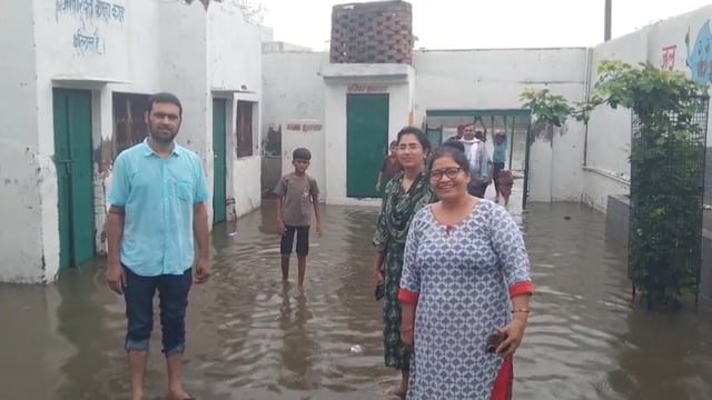 जलभराव से जूझ रहा प्राथमिक विद्यालय पानीगांव द्वितीय।