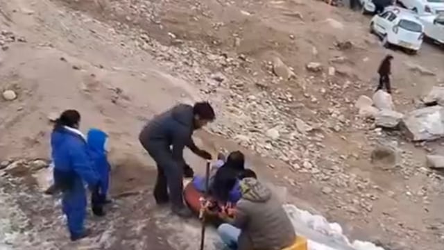 यहां बर्फ जरा सा भी नही गिरी है

बस ऊपर दर्रे से लाकर ढेर सारी बर्फ यहां डाल दी गई....मतलब बिछा दी गयी

इसके लिए कारों की लम्बी लम्बी लाइन लगी हुई है

बढ़िया बिजनेस आइडिया है.....उल्लू बना  के धंधा जारी है 

वीडियो हिमाचल से