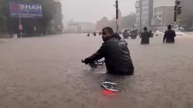 ▶️......गुजरात के सूरत शहर में लगातार हो रही भारी बारिश के चलते जनजीवन बुरी तरह प्रभावित हो गया है। कतारगाम क्षेत्र में किरण हॉस्पिटल के पास सड़कें जलमग्न हो गईं, जिससे लोगों को भारी परेशानी का सामना करना पड़ रहा है। जगह-जगह लोग पानी में फंस गए हैं और यातायात भी प्रभावित हुआ है। लगातार बारिश से शहर के कई इलाकों में जलभराव की स्थिति बनी हुई है।