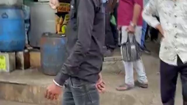 ▶️......मध्य प्रदेश - इंदौर-महू के बीच चलने वाली डेमू ट्रेन के लोको पायलट का समोसे खरीदने के