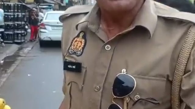 मौसम में बदली अपनी रुख तो कुछ पुलिसकर्मी भी मौसम का मजा लेते हुए वीडियो में हुए वायरल सोशल मीडिया पर पुलिस वाले कावीडियो