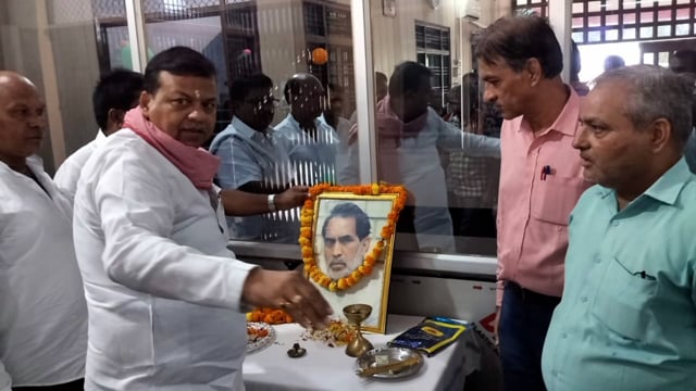 नरायनपुर में पूर्व प्रधानमंत्री स्व.चन्द्रशेखर जी की पुण्यतिथि पर लोगो ने दी श्रधांजलि