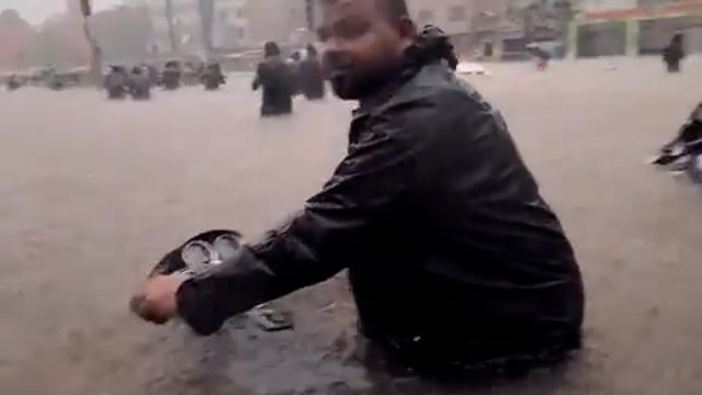 गुजरात के सूरत शहर में भारी बारिश के कारण जनजीवन बुरी तरह प्रभावित वाहन के इंजन सीज