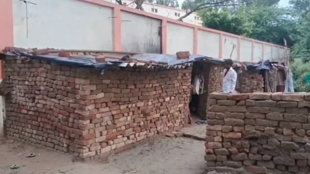 फरह केला धाम निवासी जल भराव और बच्चों की पढ़ाई को लेकर परेशान