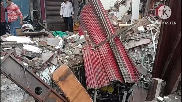 आगरा में बारिश के बीच बड़ा हादसा कपड़े की दुकान भरवारा कर गिरी सुभाष बाजार में दुकान धराशाही कई लोग के दबाने की आशंका