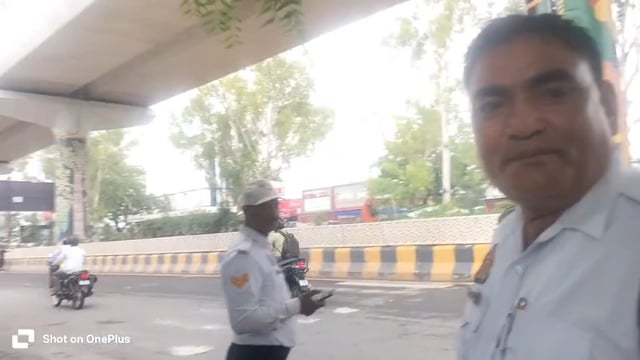 एक इको ने अवैध तरीके से सवारी भरना स्टार्ट किया तो तब पत्रकार के पूछने पर सिपाही की बदतमीजी सामने आई हाथापाई की गई 