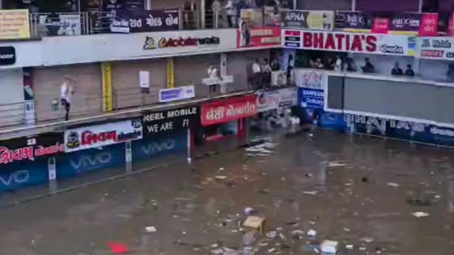 गुजरात में भारी बरसात से जनजीवन प्रभावित!
सूरत का पोद्दार मॉल* फर्स्ट फ्लोर भी आधा डूबा