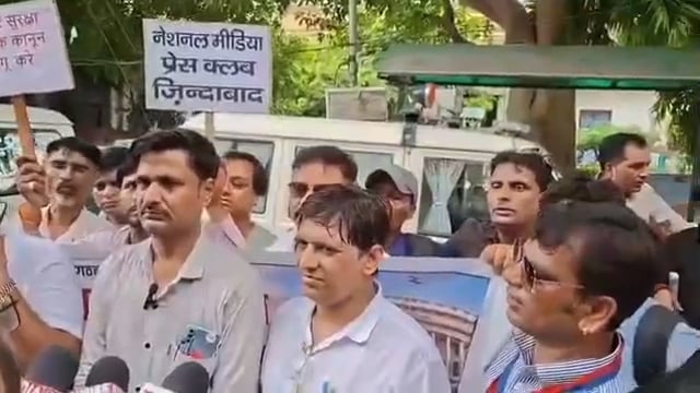 सभी पत्रकारों ने जिला अधिकारी को दिया ज्ञापन अपनी मांगों को रखा