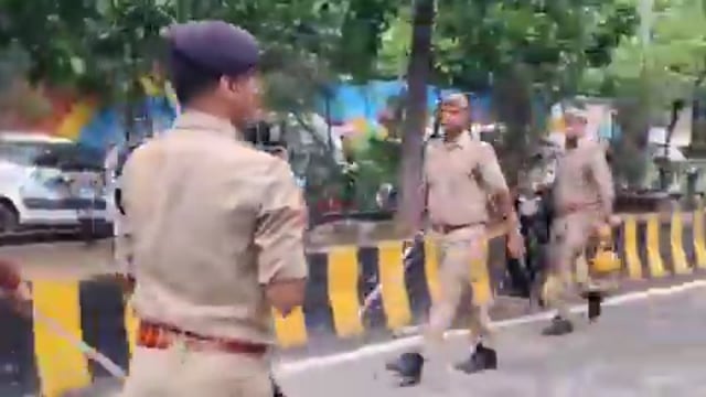*मेरठ के पुलिस कप्तान अविनाश पांडे की अगुवाई मृतका ललिता गौतम के लिए इंसाफ की मांग करने प्रदर्शनकारियों पर लाठीचार्ज,