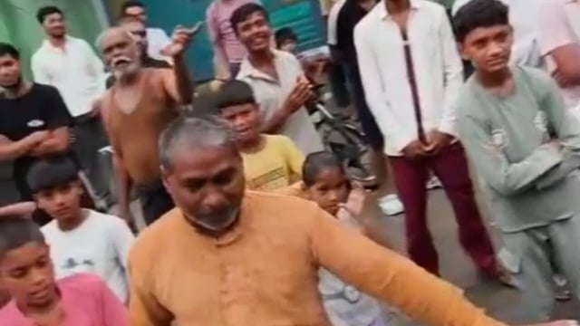 माट विकासखंड के भीम गांव में पोखर के ओवरफ्लो के चलते रास्तों में हुआ जल भराव ग्रामीणों का जनजीवनअस्त-व्यस ग्रामीणों ने प्रशासन से जल निकासी की लगाई गुहार