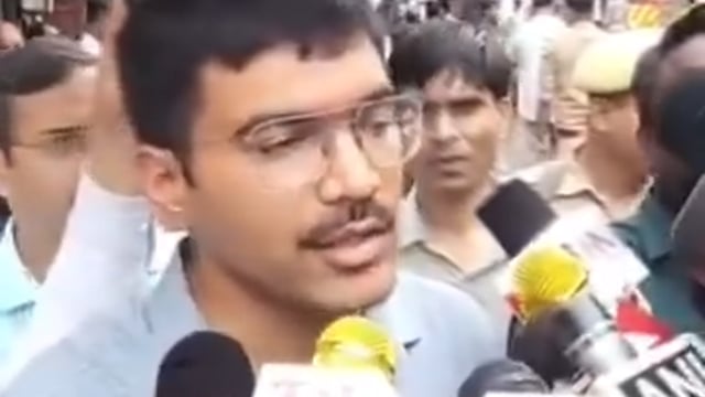 सुभाष बाजार मार्केट में बारिश पड़ने से गिरी दुकान पर निरीक्षण पर पहुंचे आगरा डीएम और प्रेस वार्ता के साथ भी जानकारी