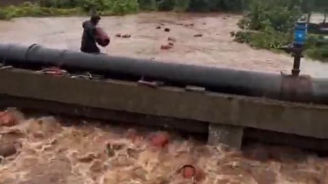महाराष्ट्र के रायगढ़ में भारी बारिश से LPG बॉटलिंग प्लांट में बाढ़ आ गई। करीब 3 हजार गैस सिलेंडर पातालगंगा नदी में बह गए।*