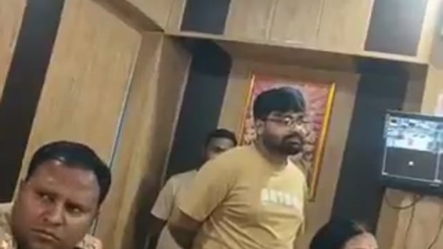 सत्ता का नशा या कानून की धज्जियाँ*
सुल्तानपुर के नगर कोतवाली की शाहगंज पुलिस चौकी में भाजपा नेत्री पूजा कसौधन का एक व्यक्ति को पुलिस की मौजूदगी में थप्पड़ मारने का वीडियो