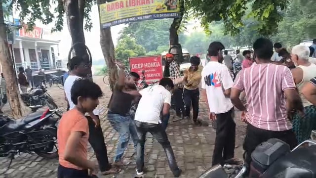 Mau: साइकिल के मोलभाव पर बवाल, बीच बाजार दो पक्षों में जमकर मारपीट, LIVE वीडियो वायरल