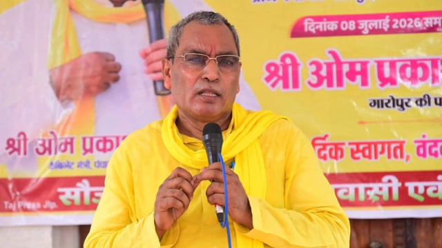 प्रभारी मंत्री श्री ओम प्रकाश राजभर ने विभिन्न ग्राम पंचायतों में आयोजित जन चौपालों में सुनीं जनसामान्य की समस्याएं।