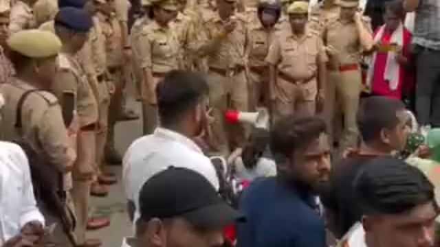 मेरठ कलेक्ट्रेट में प्रदर्शन के दौरान हंगामा लाठीचार्ज के आरोपों के बीच एसएसपी को बर्खास्त करने की मांग#latest_news 