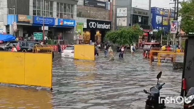 ब्रज धाम मथुरा वृंदावन में बरसात के दिनों में सड़कों पर हो जाता है पानी पानी नगर निगम नहीं देता कोई ध्यान