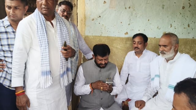 बलिया दोहरे हत्याकांड के मृतकों के परिजनों से मिले एमएलसी संजय सिंह।