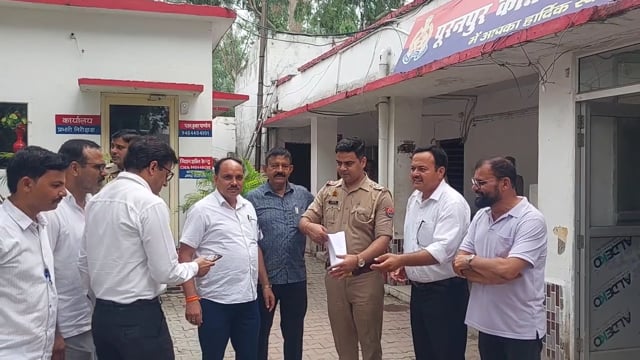 शेरपुर कला दरोगा के व्यवहार व अवैध बसूली पर अधिवक्ताओं ने उठाए सवाल, निष्पक्ष जांच की मांग सौपा पत्र