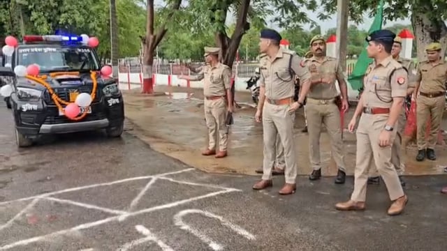 जनता की सुरक्षा को मिलेगी नई रफ्तार एसपी दीपक भूकर ने 4 नई यूपी-112 पीआरवी को किया रवाना #latest_news 