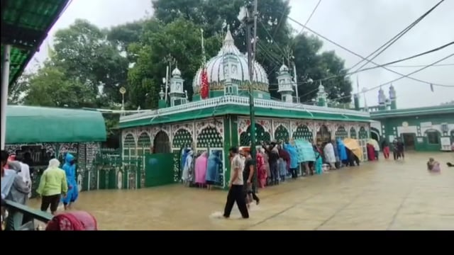 पीरान कलियर! दरगाह परिसर में भरा गंदा पानी! जनता में भारी आक्रोश! प्रशासन पर भड़के!