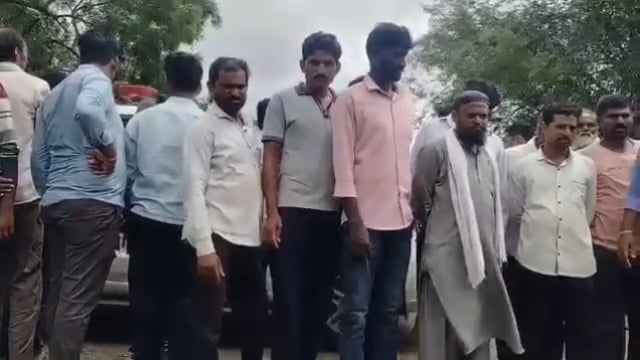 चाकूर तालुक्यात शाळेची बस पलटली,चालक,मुख्याध्यापक,संस्थाचालकार गुन्हा दाखल