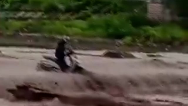 घटना ऋषिकेश की है
नदी में तेज बहाव के बावजूद क्रासिंग की कोशिश में स्कूटी सवार बीच मझधार में फँस गया
शुक्र है लोग पहुँच कर उसे बचा लाए, अगर स्कूटी 8 से 10 कदम और आगे हो जाती तो इनका स्कूटी संग बह जाना तय था