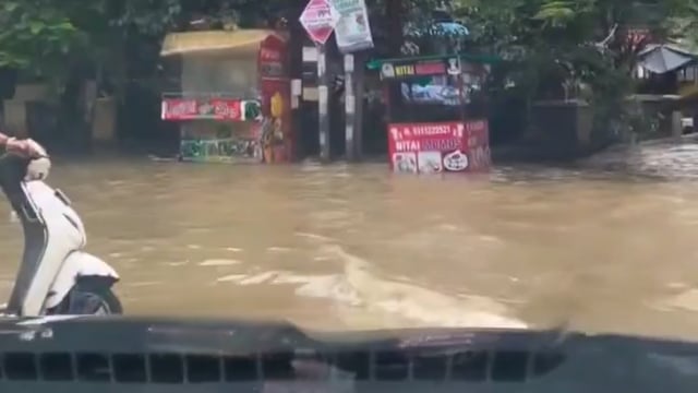 यूपी : गाजियाबाद के पॉश एरिया इंदिरापुरम में सड़कों पर स्विमिंग पूल जैसे हालात हो गए हैं