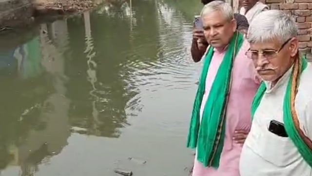 गांव खाजपुर में जलभराव से ग्रामीण परेशान