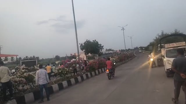 दिघंची दोन गटात रडा पोलिसांचा लाट चार्ज 