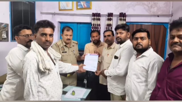 पिनाहट।मानवाधिकार सहायता संघ ने थाना प्रभारी को ज्ञापन सौंपकर अवैध ऑटो-टेंपो संचालन पर कार्रवाई और नगर में अधिकृत ऑटो स्टैंड बनाए जाने की मांग की