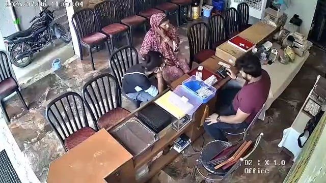 यूपी: हमीरपुर में एक महिला और एक लड़की सुनार की दुकान पर गहने देखने के लिए गए