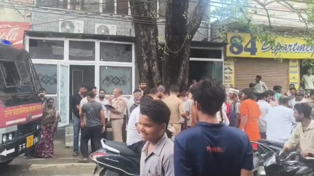 शॉर्ट सर्किट से धधका पांच मंजिला गेस्ट हाउस, श्रद्धालुओं में मची अफरा-तफरी