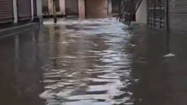 ये वीडियो अभी मिमलाना रोड गणेश चौक, नाले की पुलिया का नजारा है जहां पर इतना पानी है जो घरों में घुस गया है