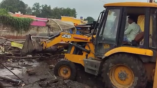 शाहजहांपुर रोडवेज के सामने वाला अवैध दुकान हटाया जा रहा