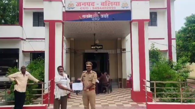 धोखा धड़ी कर खाते से निकाली गई 77032 रुपया को बांसडीह पुलिस ने पीड़ित व्यक्ति के खाते में कराया वापस