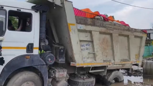 बन्दर बोझ दो प्रदेशो को जोड़ने वाला मार्ग दलदल में तब्दील, पत्थरों से भरा ट्रक फंसा