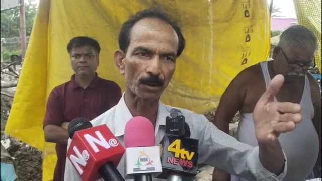 दुकान पर बुलडोजर चलने पर दुकानदार  जानकारी देते शाहजहांपुर