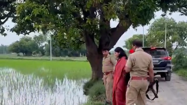 ये हैं जौनपुर के मछलीशहर की सांसद प्रिया सरोज!!
इनको यह भी नहीं पता है कि धान को कैसे लगाते हैं!!
मैडम जी बीते कई महीनों के बाद ये अपने क्षेत्र में दिखेंगी तो ओ भी रील बनाने के लिए..!!*
१. अभी धान लगाने का रील बनाई हैं, अब आराम से दो चार महीनें बाद फिर धान काटनें का रील बनानें आयेंगी।
२. धान की रोपाई *मेड़ पर खड़े होकर* पूछने से नहीं होती, खेत में उतरकर होती है।
*और इनके समर्थक इन्हें पिछले दो साल से ज़मीन से जुड़ी नेता बताते फूले नहीं समा रहे हैं।*
