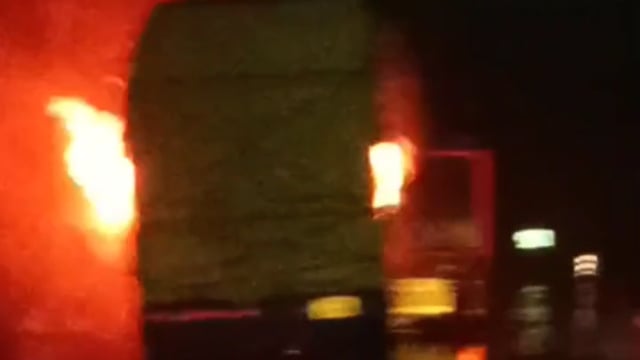 हरदोई ब्रांच पुल पर चलते ट्रक में लगी भीषण आग, एक युवक की जलकर हुई मौत