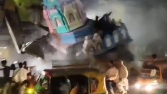 मंदिर ध्वस्तीकरण के दौरान बड़ा हादसा, एक कर्मचारी की मौत व एक के घायल होने से मचा हड़कंप,लाइव वीडियो देख हो जाएंगे दंग