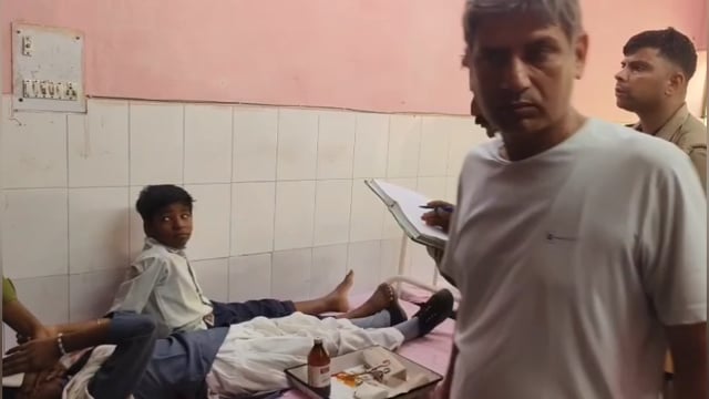 जलालाबाद: स्कूल जाते समय हादसा, ई-रिक्शा पलटने से 10 मासूम लहूलुहान, चालक फरार