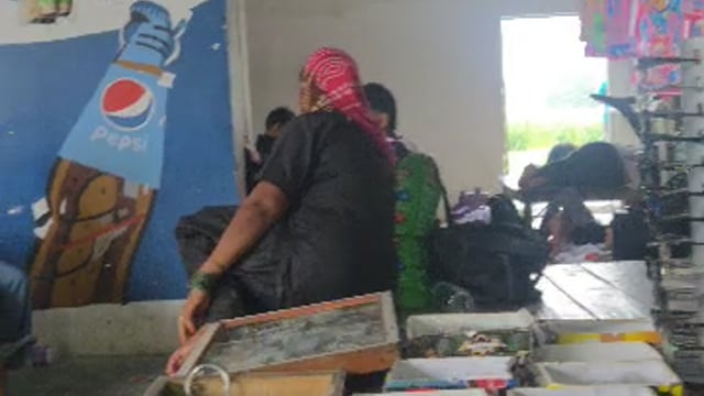 नेपाली यात्रियों से दलालों की ठगी, पलिया में हो रहे परेशान, पलिया के सर्वेन्द्र ढाबा पर दो दिन से बस के इंतजार में फंसे 