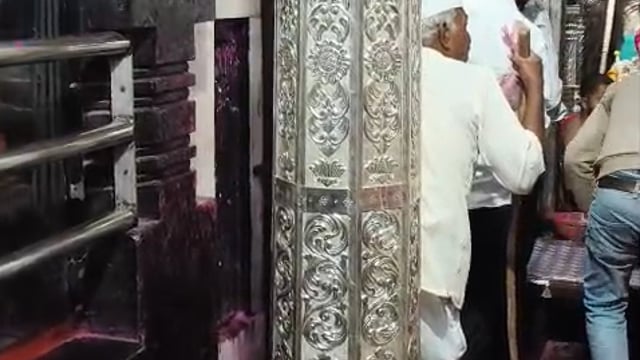 खरसुंडी सिद्धनाथ मंदिराच्या गाभाऱ्यातील अष्टकोनी खांबावर चांदीचे नक्षीकाम 