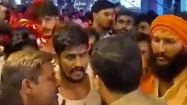 *"ज्यादा वर्दी का गुरूर हो तो बता दो अभी, 5 मिनट में उतरवा दूंगा"*