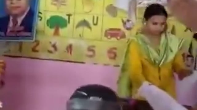 "प्रिंसिपल ने अभिभावक को चप्पल से पीटा"