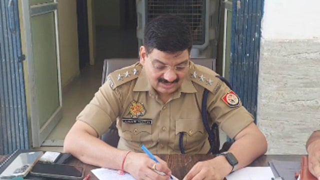 MANT-सुरीर थाने में अचानक पहुंचे,सी ओ, मांट -अमरनाथ यादव,मिनटो में निपटा दी,तीन शिकायते,,