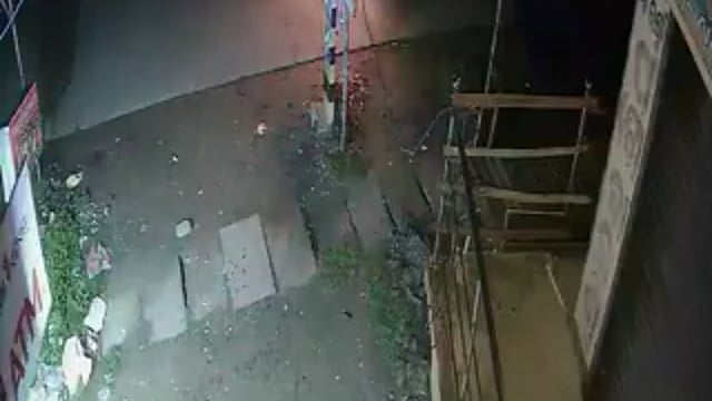 ओडिशा के बालेश्वर जिले में ब्लैक थार से आए बदमाशों ने ATM मशीन उखाड़ी। हालांकि मशीन नहीं ले जा सके। पैसा निकला या नहीं, अभी ये क्लियर नहीं है।