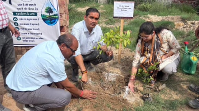 MANT-गंगाजल वॉटर प्लांट परिसर में हरियाली का संकल्प, अधिकारियों ने किया वृक्षारोपण, DM -चंद्र प्रकाश सिंह,,